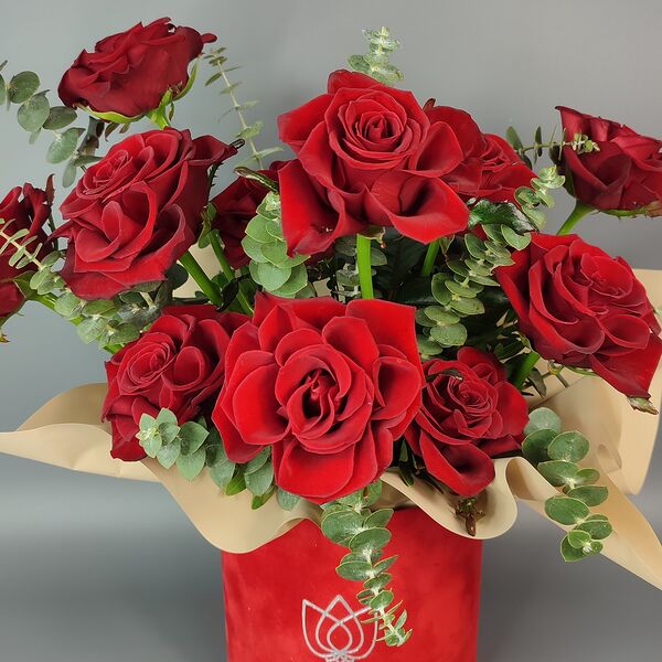 Букет из цветов, монобукет из роз Пышные розы в красном боксе 