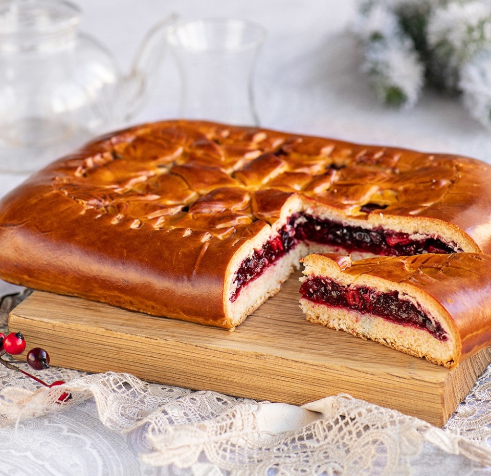 

Пирог Азбука Вкуса с яблоками и брусникой на сдобном слоёном тесте большой вес