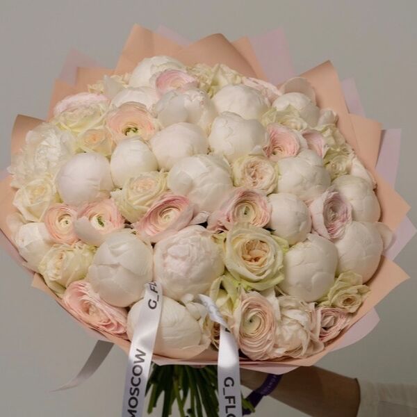 Сборная композиция из пионов, ранункулюсов и роз