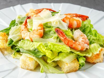 Салат цезарь с королевскими креветками