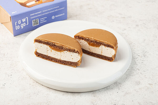 Пирожное веган Sweet бисквит гречишный с суфле и карамелью, кафе