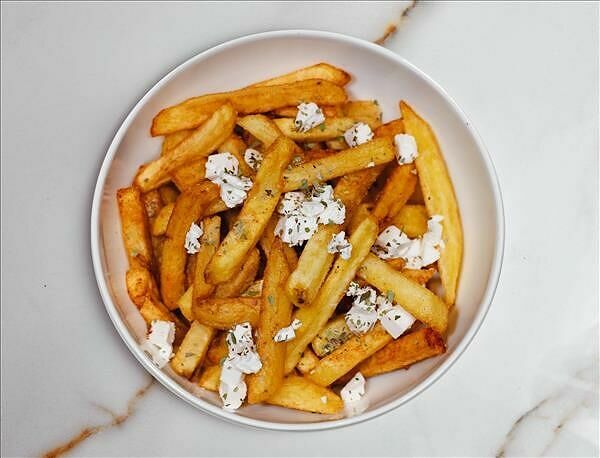 Картофель фри с фетой и орегано