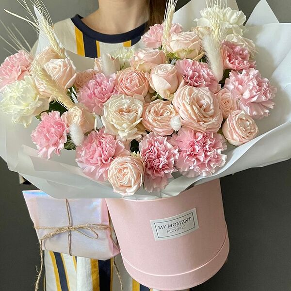 Розовая коробка с цветами
