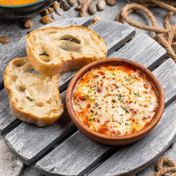 Гювеч с креветками и сыром