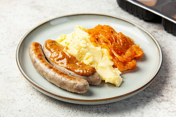 Картоф. пюре, капуста по-баварски, с колбасками по-нюрнбергски и горч. соусом