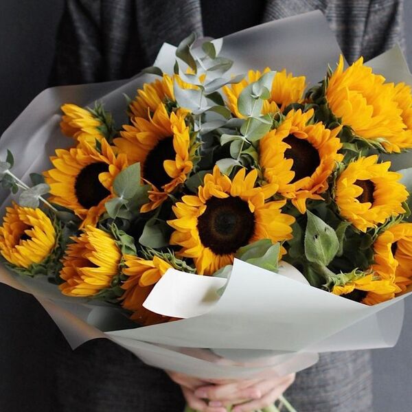 Букет из подсолнухов и эвкалипта