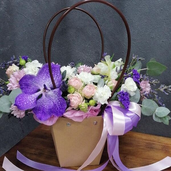 Орхидея ванда и пионовидные розы