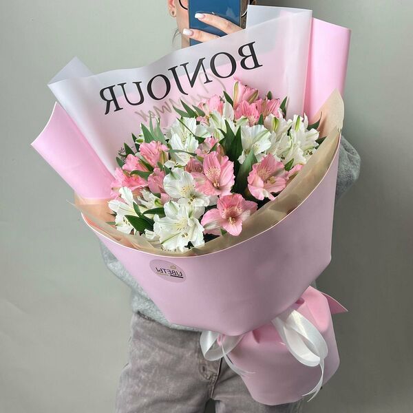 7 бело-розовых альстромерий