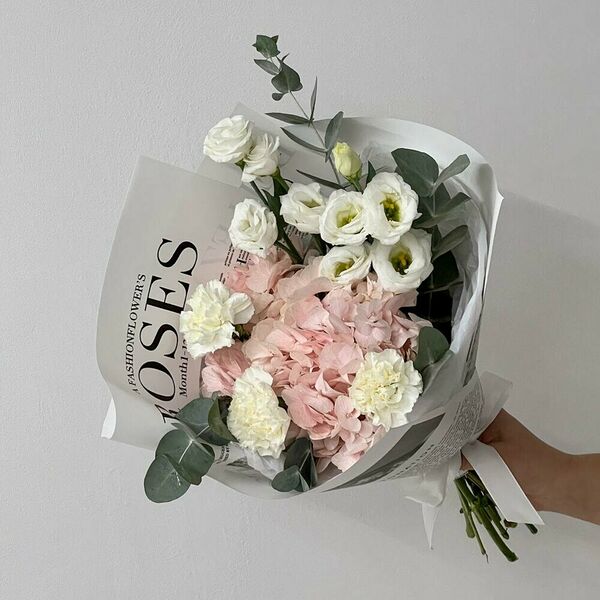 Букет из эустомы и гортензии