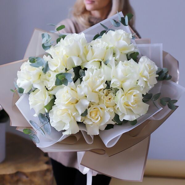 Букет из 15 ажурных роз белых