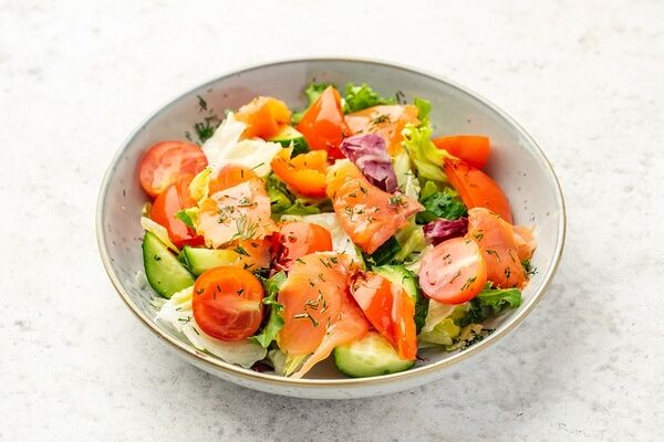 Салат с лососем, свежими овощами и печеным перцем