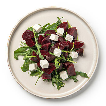 Салат из запеченой свеклы, рукколы и брынзы