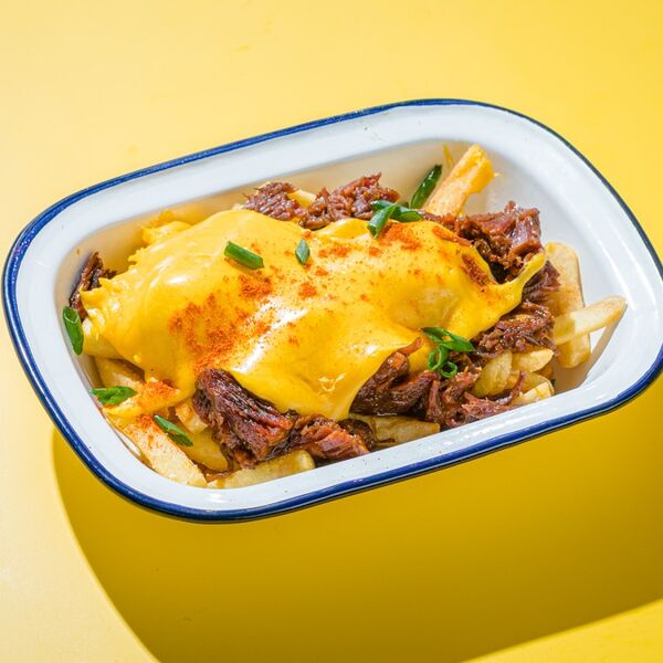 Картофель фри с сырным соусом и говядиной