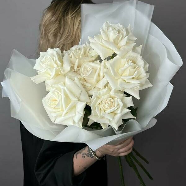 Букет из белых роз 7 штук