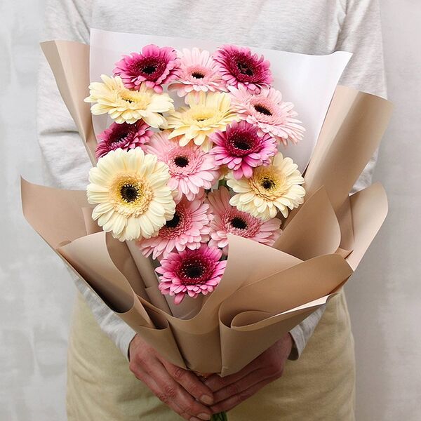 Букет из 15 мини-гербер микс в стильной упаковке