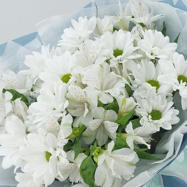 Альстромерии и хризантемы ромашковые (М)