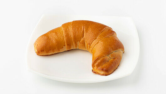 Рогалик сдобный с вишневой начинкой