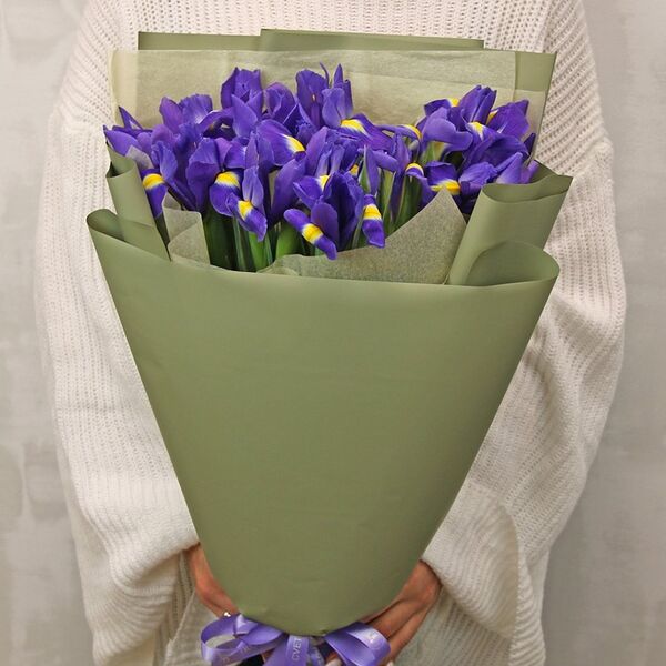 Букет из 25 синих ирисов в стильной упаковке