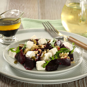 Салат из запеченной свеклы с сыром Фета МясновЪ Шеф-повар