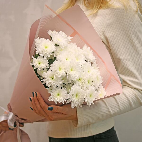 Букет из 5 белых кустовых хризантем в стильной упаковке