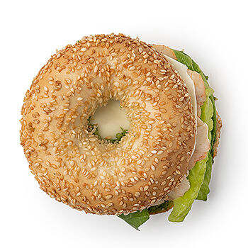 Бейгл с курицей и соусом песто