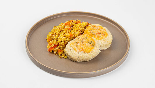 Котлеты куриные с моцареллой с булгуром, киноа и овощами