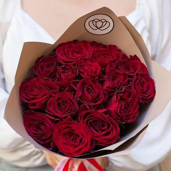 Букет из 15 красных роз 40 см (Кения) в кремовой пленке