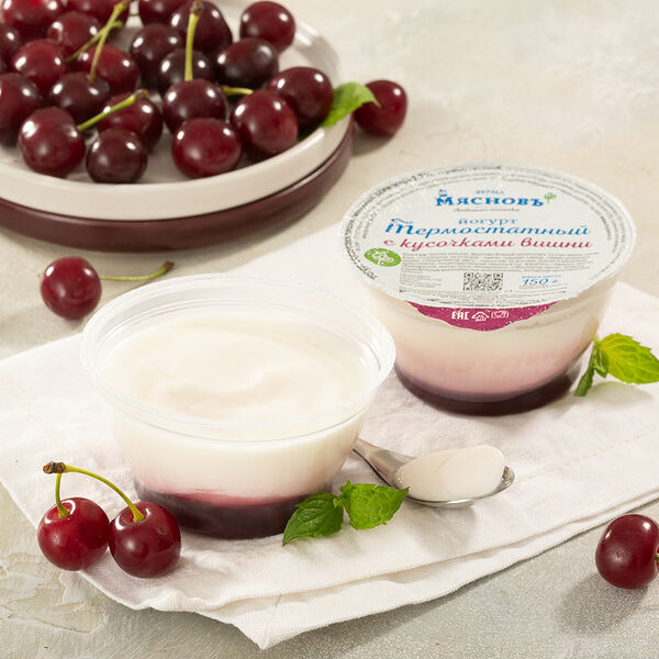 Йогурт термостатный с кусочками вишни 2,7% МясновЪ Ферма