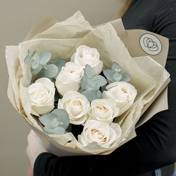 Букет из 7 белых роз Vendela 50 см (Эквадор) с эвкалиптом в кремовой пленке