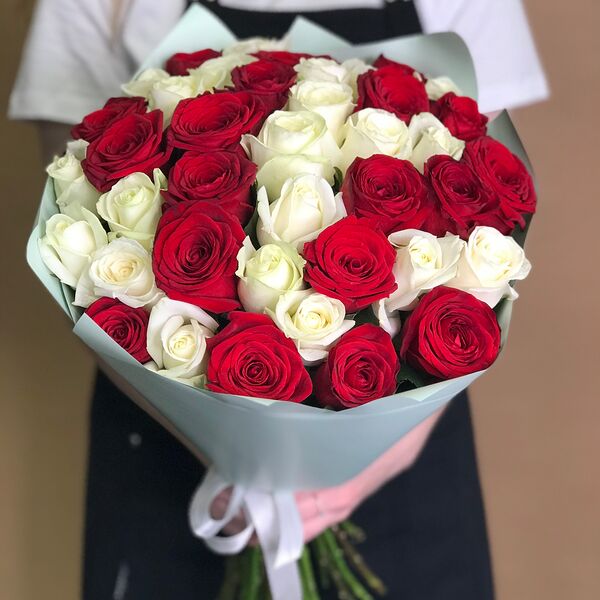 Букет из красных и белых роз 41 шт. (40 см)