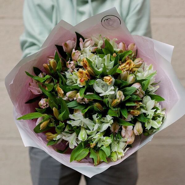 Букет из 23 розовых, белых и оранжевых альстромерий