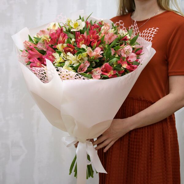 Букет из 35 альстромерий нежный микс в стильной упаковке