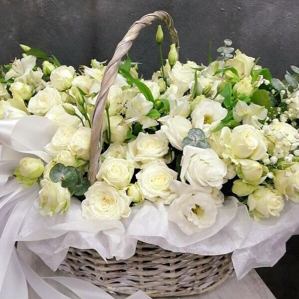 Корзина с цветами Caroline (роза кустовая пионовидная, лизиантус, роза, гипсофила)