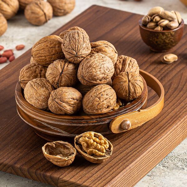 Грецкие орехи в скорлупе Иран