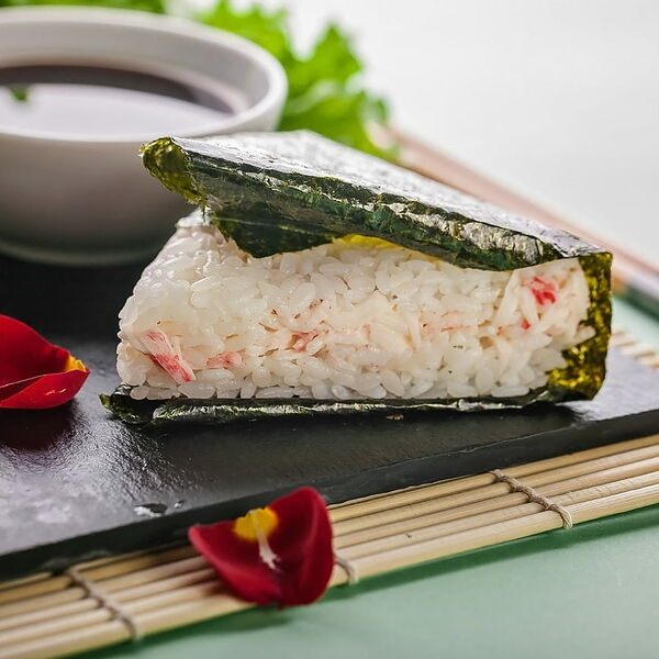 Онигири с сурими