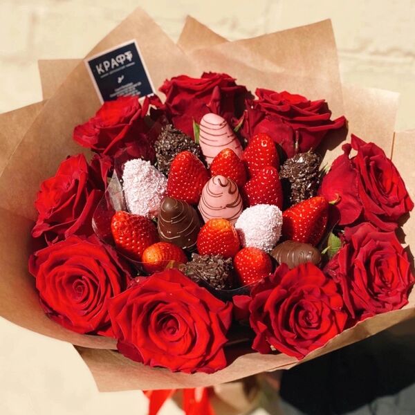 Цветы, розы, букет из клубники в шоколаде Сатурн М микс-крафт