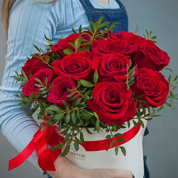 Букет из 15 красных роз в шляпной коробке