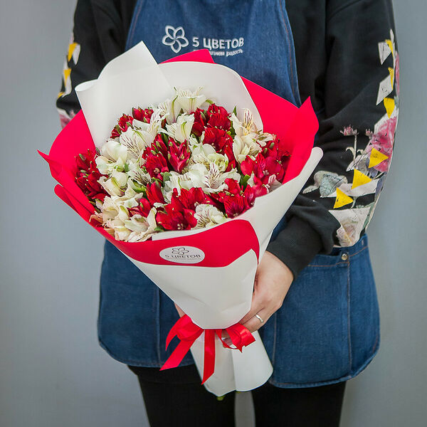 Букет из 15 красных и белых альстромерий