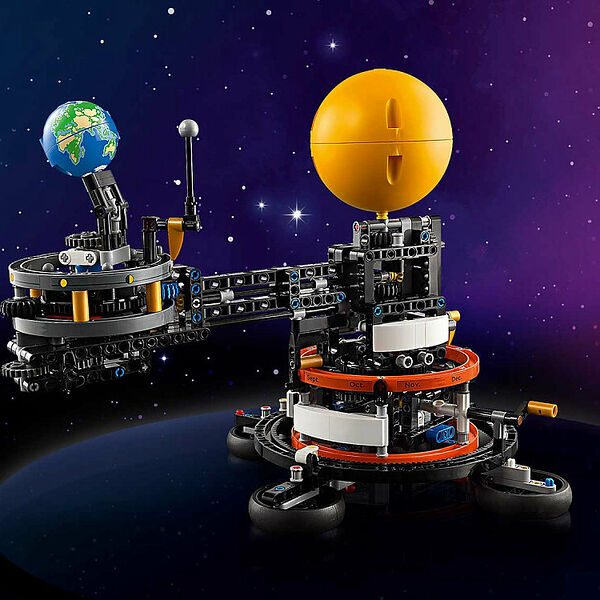 Конструктор LEGO Technic 42179 Конструктор Планета Земля и Луна на орбите