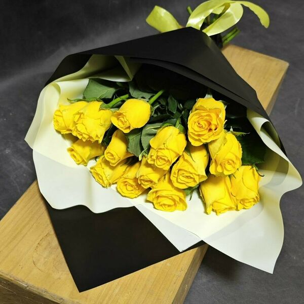 55  фирменных желтых роз в стильной упаковке
