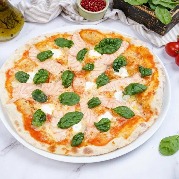 Пицца с лососем и свежим шпинатом