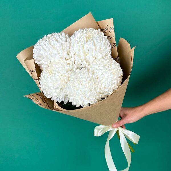 Букет цветов из 5 белых хризантем Магнум