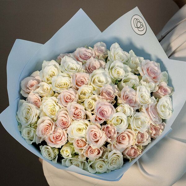 Букет из 51 белой и нежно-розовой розы 40 см (Кения) в голубой пленке