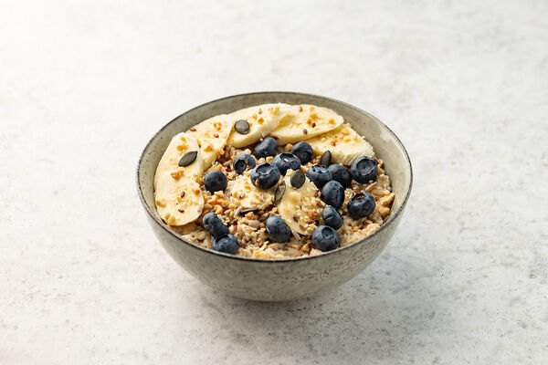 Каша овсяная с бананом и голубикой