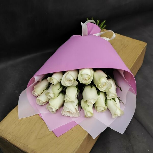 15  фирменных  белых роз  в красивой упаковке 3