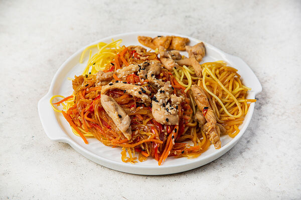 Вок рамен с курицей в соево-чесночном соусе