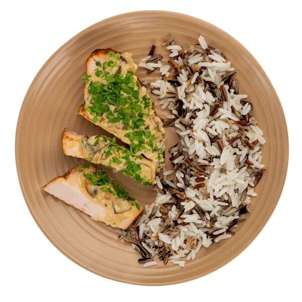 Индейка, запеченная под соусом Жюльен, с рисом Микс