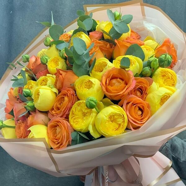 Яркие пионовидные розы