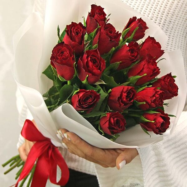 Букет из 7 красных роз в стильной упаковке