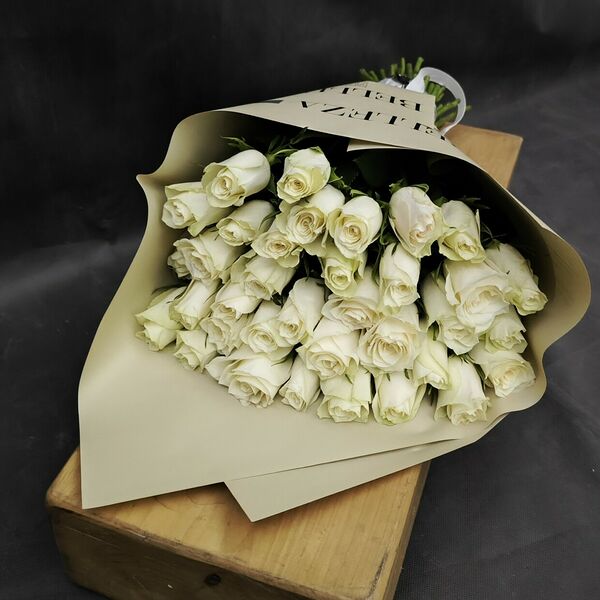 35 белых фирменных роз в стильной упаковке